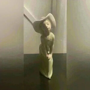 Lladro Curious Girl With Straw Hat. Vintage 1978